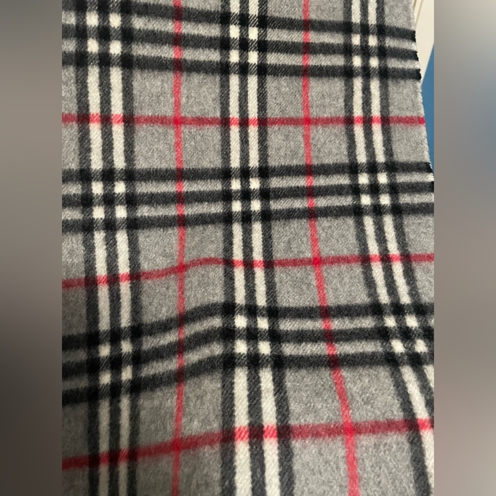 EUC Burberry’s‎ Nova Check Cashmere Gray Scarf - Picture 6 of 10